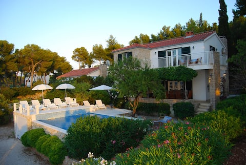 Pool house by the sea Julije