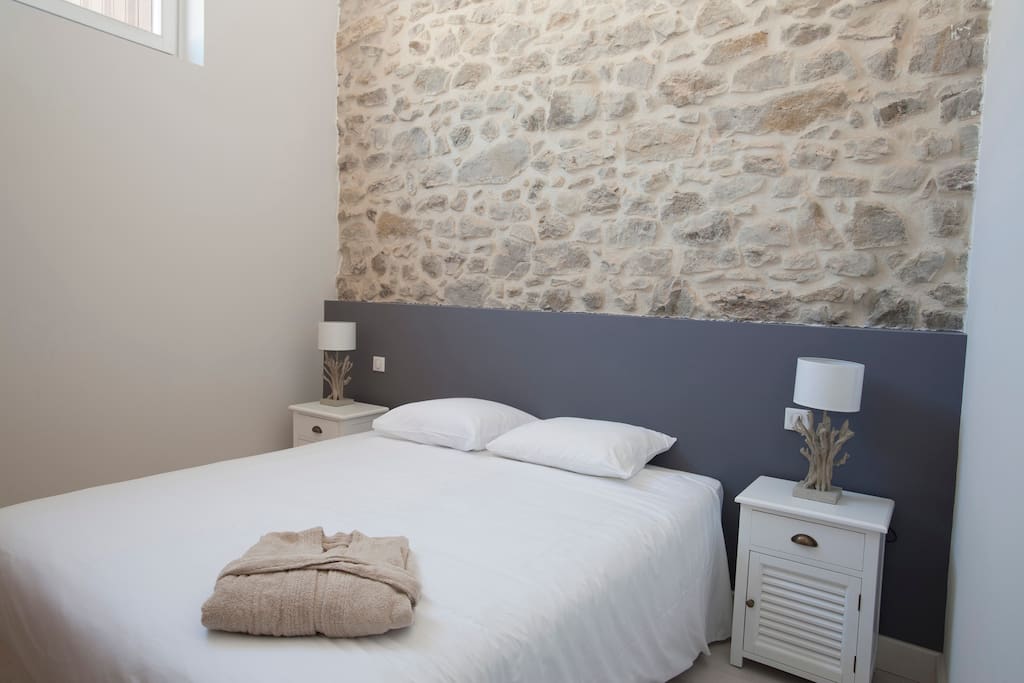chambre avec mur de pierre apparente