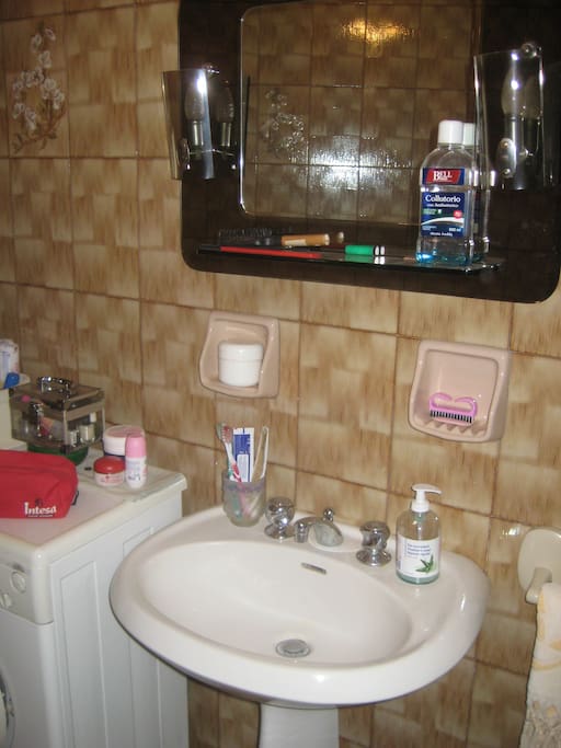 Il bagno. The bathroom.