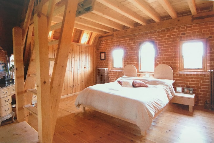 22. Master Bedroom: Kingsize bed
