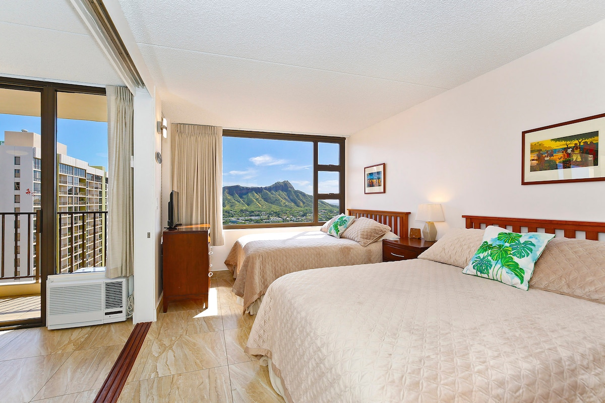 SPÁLŇA (spálňa oddelená od obývacieho priestoru posuvnými dverami):
- 2 veľké manželské postele
- 32-palcový televízor s plochou obrazovkou
- Báječný výhľad na oceán a Diamond Head a oceán!
- Prístup do kúpeľne zo spálne