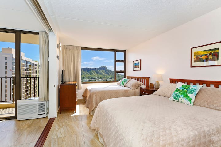 CHAMBRE (chambre séparée du séjour par une porte coulissante) :
- 2 lits Queen Size
- Télévision écran plat 32pouces
- Fabuleux Ocean and Diamond Head et vue sur l'océan !
- Accès à la salle de bain depuis la chambre