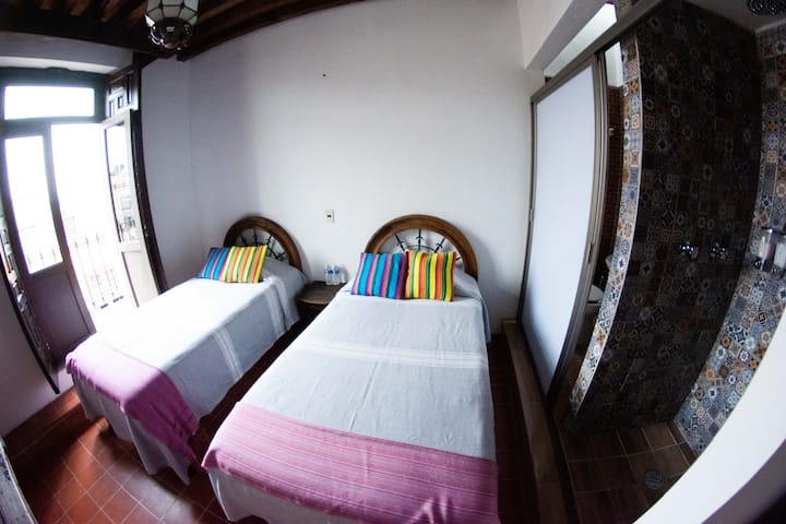 Hiki ni chumba cha kulala # 3, kina vitanda viwili vya mtu mmoja na bafu kamili.

Hiki ni chumba cha kulala # 3 kina vitanda viwili vya mtu mmoja na bafu kamili.