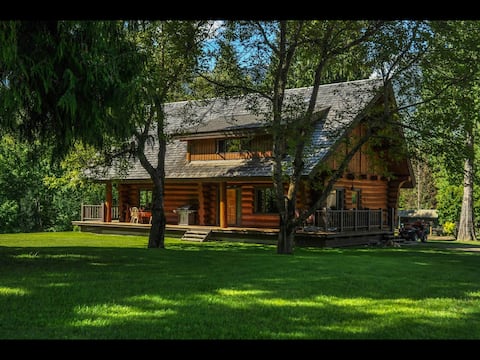 Log house close to ski hill with hot tub