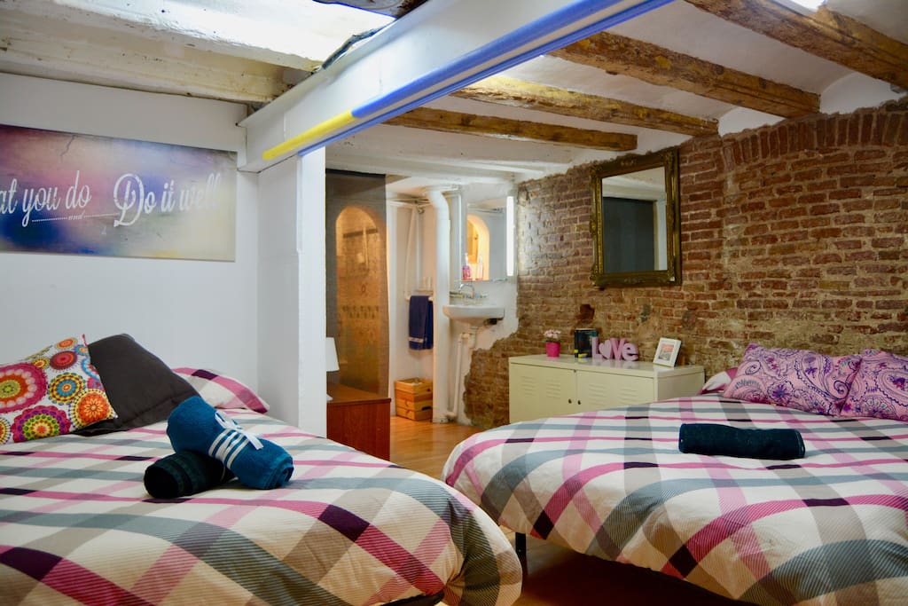 Room 1 (ground floor) WALK TO RAMBLAS / FAST WIFI / HEATER / BEST LOCATION