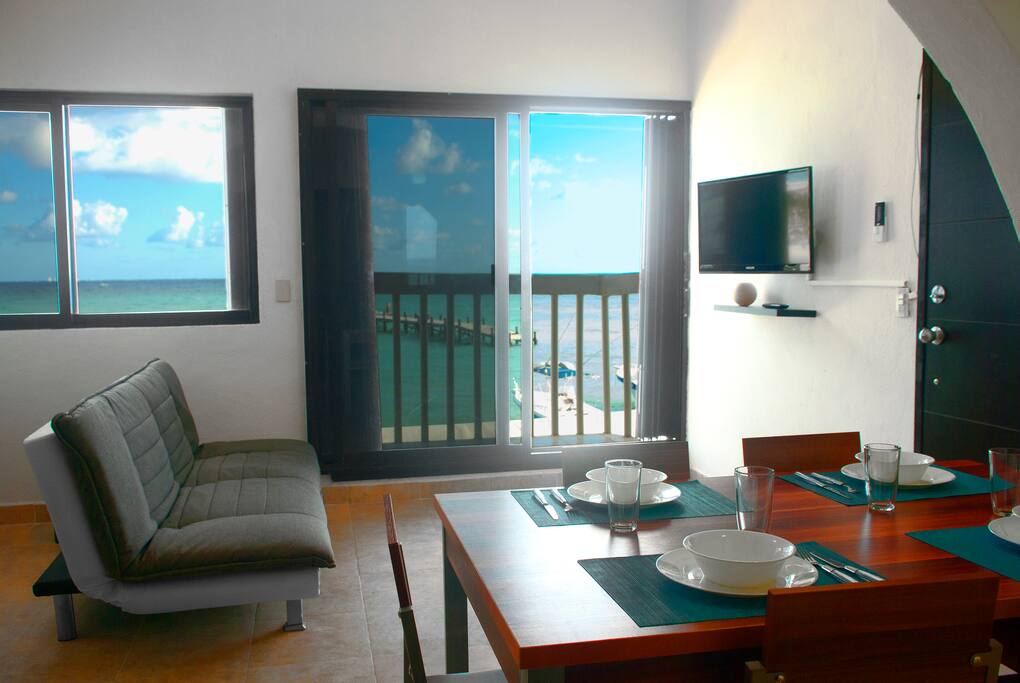 Sala con Smart TV y A/C