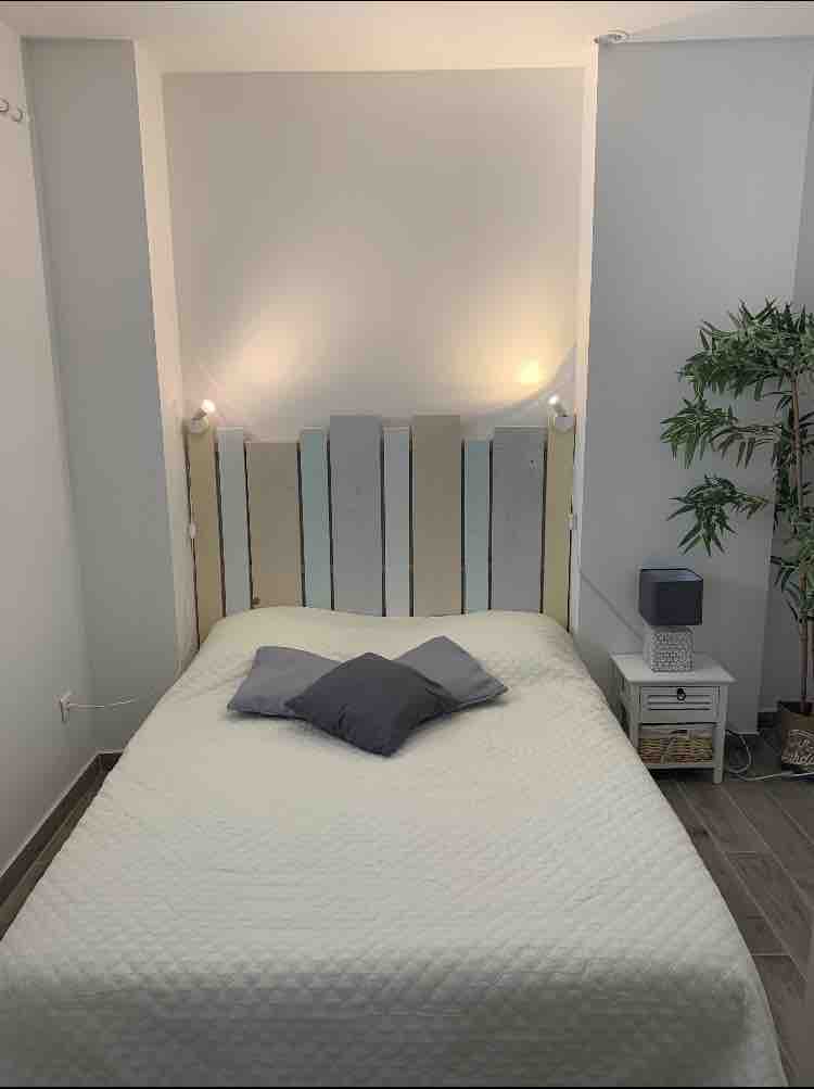 ห้องนอนพร้อมห้องแต่งตัวและเตียง 140