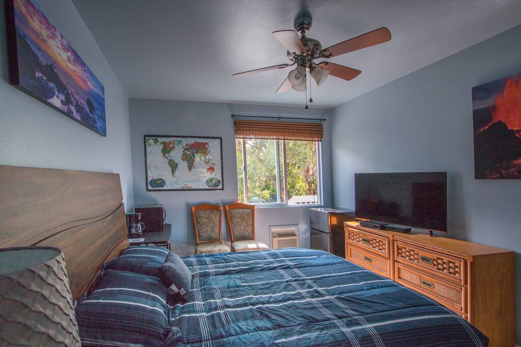 Look no mo', this is home! Wake up in paradise with bedside coffee, personal refrigerator, 40 inch LCD TV with blue ray/DVD, AIR CONDITIONING and BEACH GEAR (2 towels, 2 beach chairs, 2 boogie boards... you bring the sunscreen!)