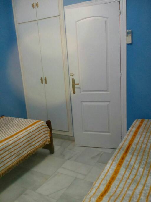 Dormitorio con 2 camas individuales