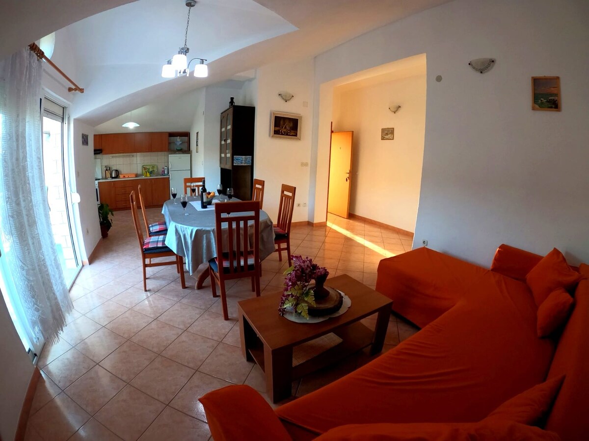 Una cocina con comedor y sala de estar.