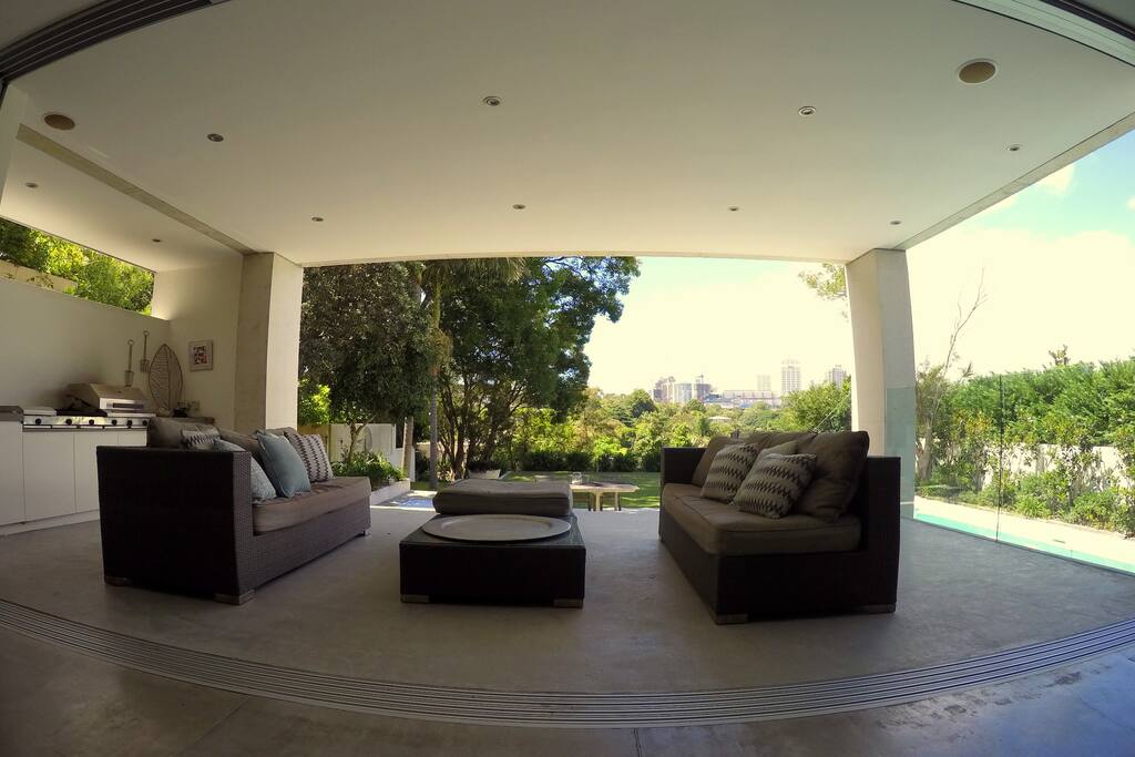 Indoor / outdoor AlFresco with bbq facilities.