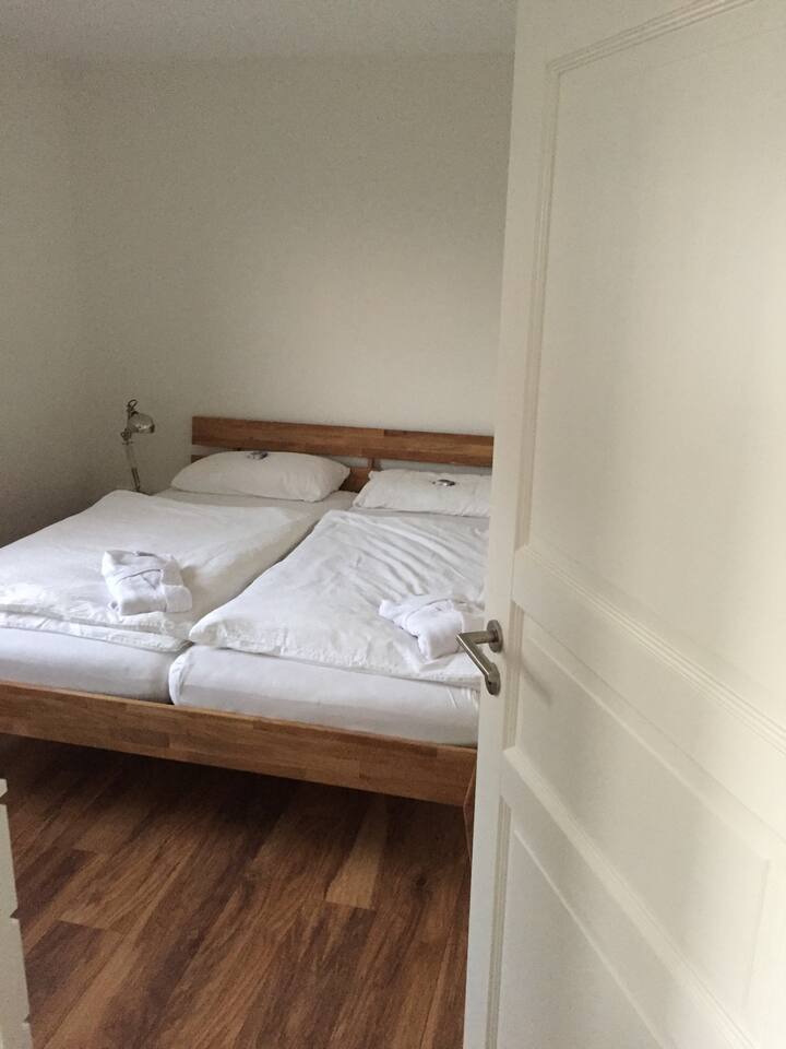 El dormitorio con una cama enorme: dos colchones súper cómodos de los 90.