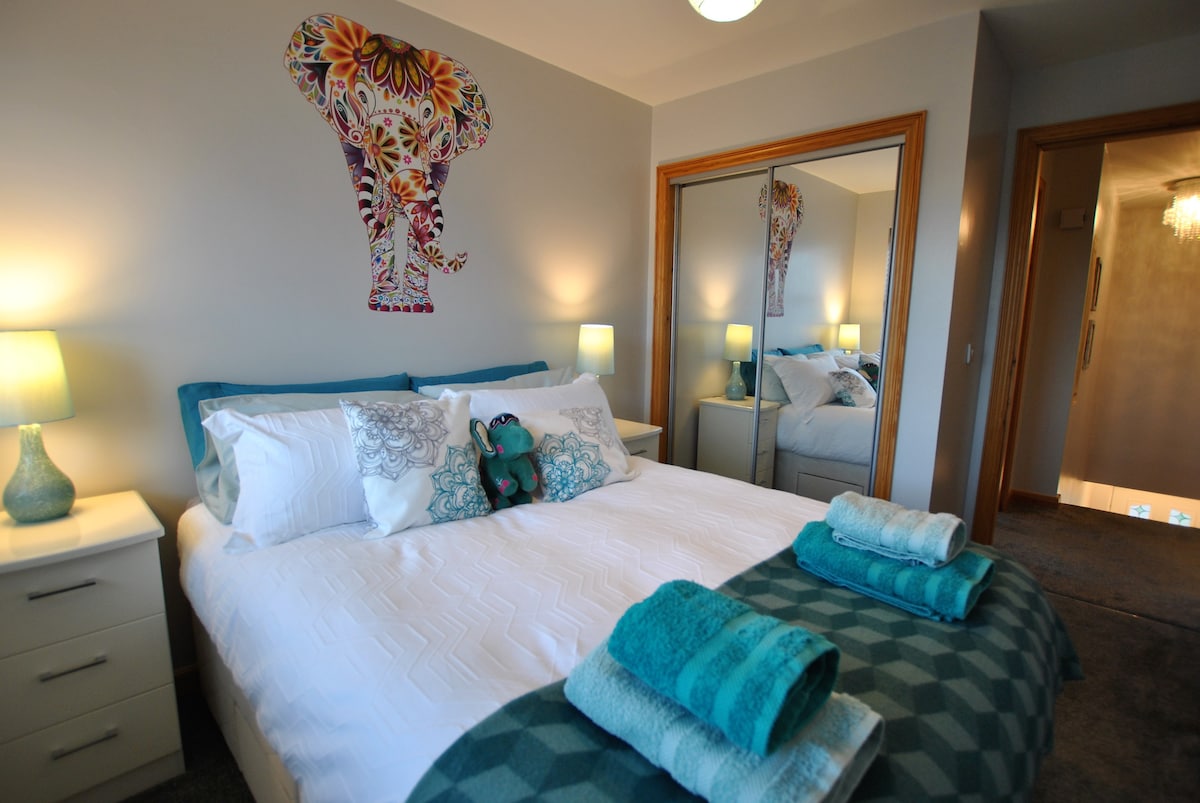 Chumba cha kulala cha watu wawili kina hifadhi nyingi