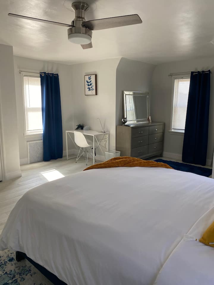 Преголема приватна спална соба со работен простор на бирото.