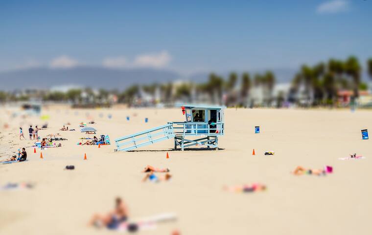 Stylish beachpad steps from beach, on walk streets gallery image 2