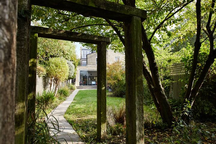 Beautiful Queens Park 4 Bed House gallery image 4