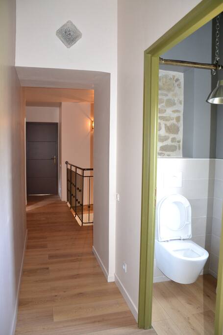 accès aux chambres et toilettes