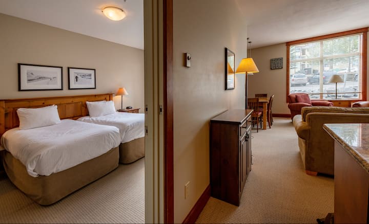 غرفة نوم ثانية بسريرين فرديين وحمام داخلي كامل