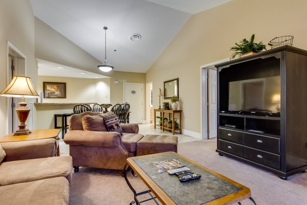 Chair,Furniture,Dining Room,Indoors,Room