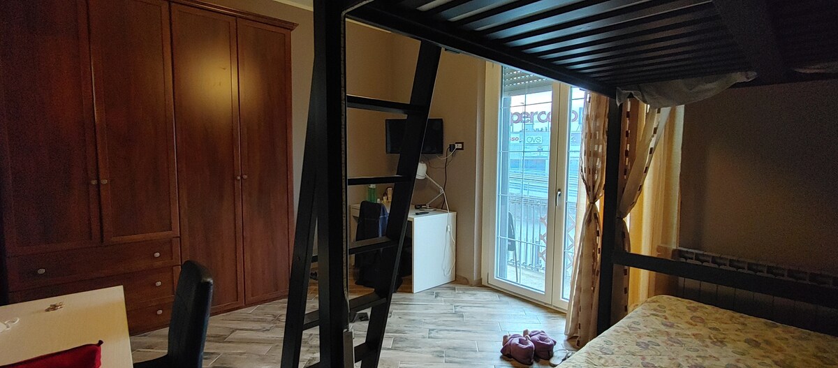 חדר שינה זוגי עם מיטת קומתיים זוגית במידת הצורך, החדר יכול להכיל עד 4 אנשים 