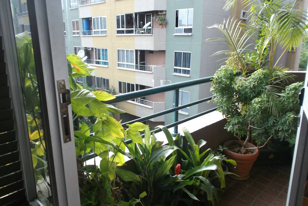 Condominio con amplias areas verdes, espacios seguros para caminar y hacer ejercicios al aire libre. Parque infantil interno.