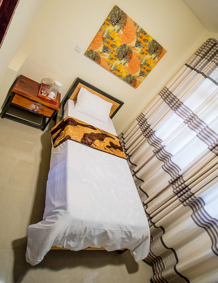 Მესამე ოთახში დგას ერთადგილიანი საწოლი. 