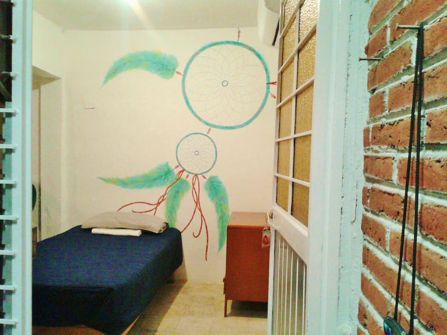 Al fondo del patio, por el pasillo de ladrillos, entras a tu habitación.