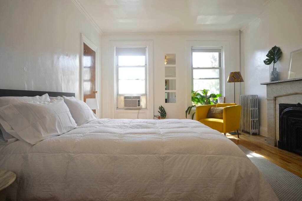 Master Bedroom (Queen Bed)