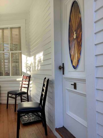 Beautiful house with roof deck fantastic location! gallery image 2