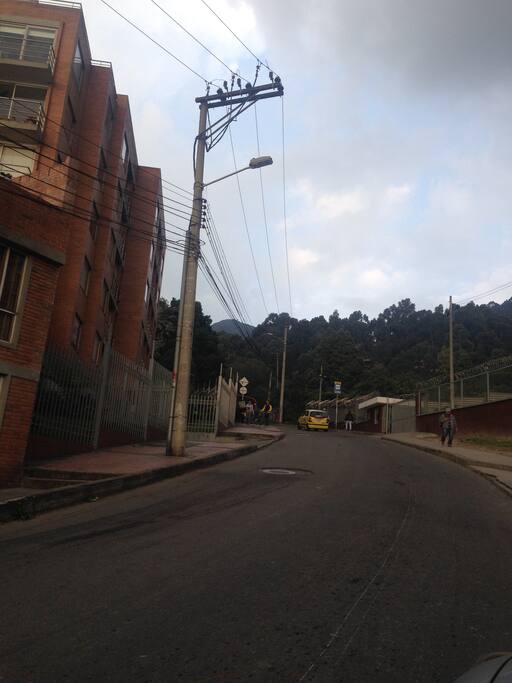 vía acceso al conjunto residencial
