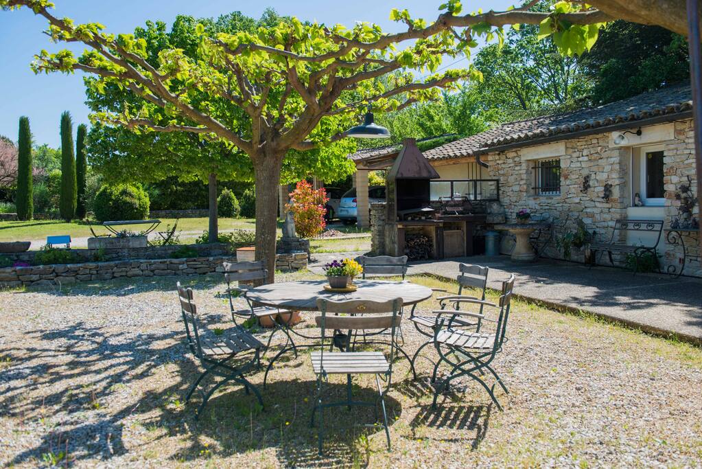Table ombragée vue sur les vignes , barbecue