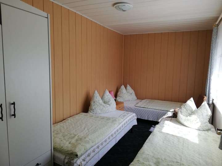 Spálňa s 3 samostatnými lôžkami, možnosť dvojlôžka