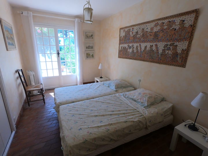 卧室1 ，带露台和泳池通道
可以添加一张额外的床位 

1号卧室，带露台和泳池通道
可以加一张额外的床