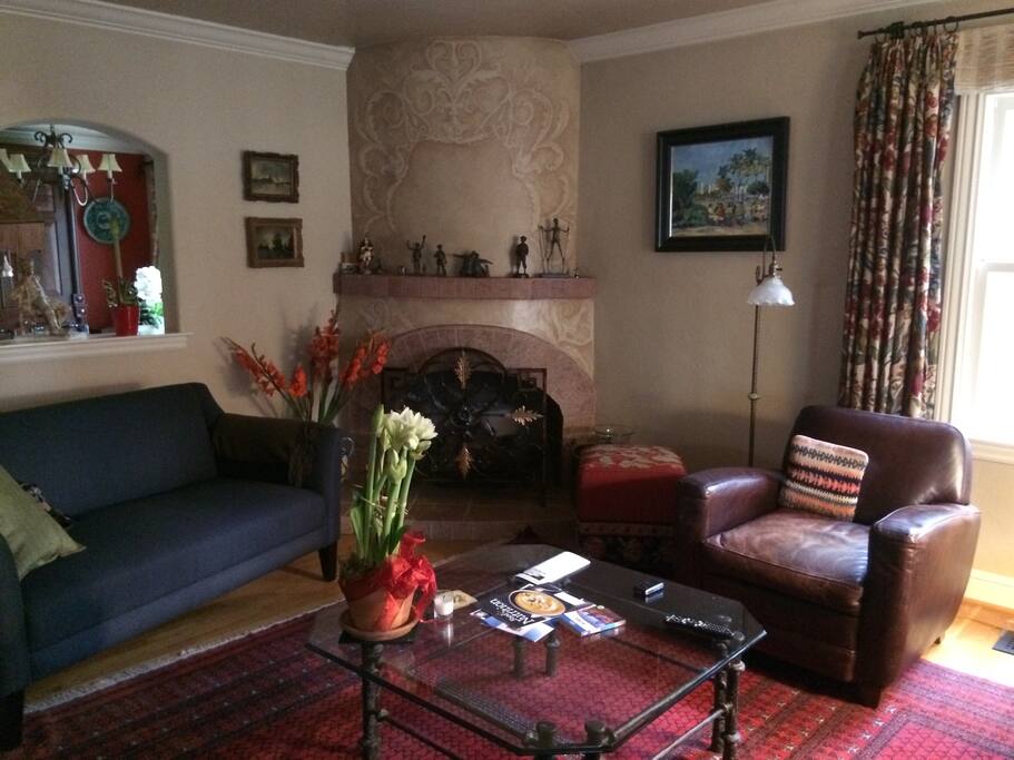 Living room w gas fireplace