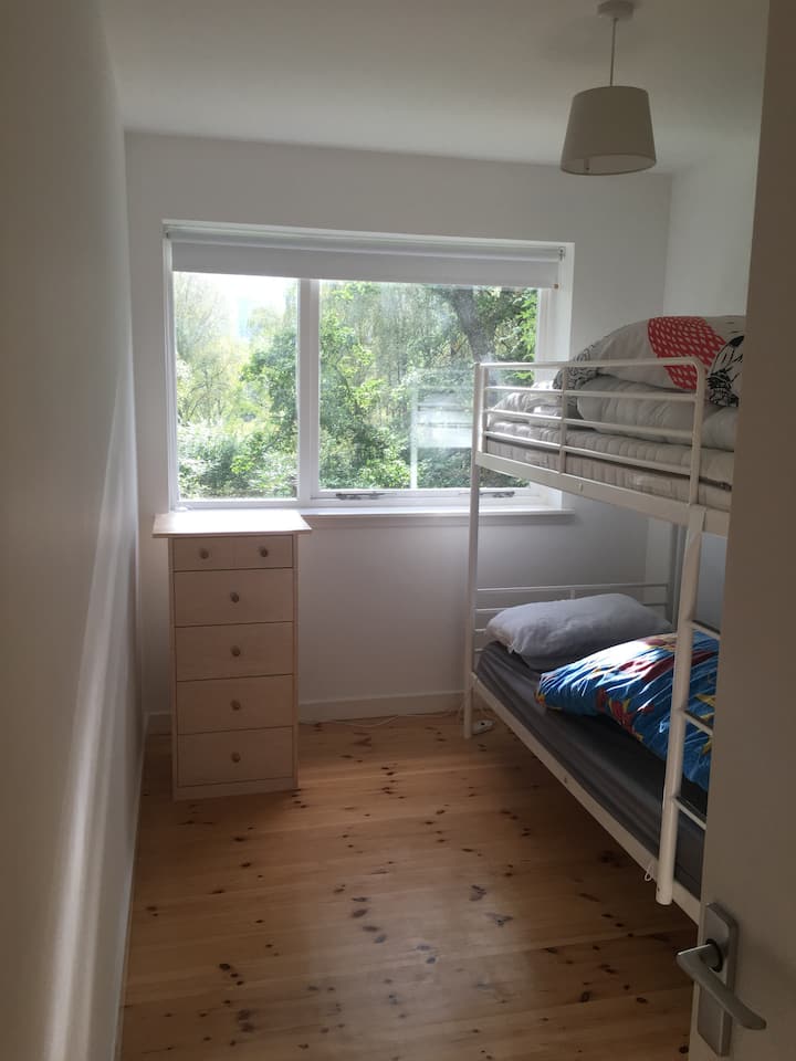 Poschodová izba na prízemí 2 (môže spať 3 s rozkladacou posteľou).