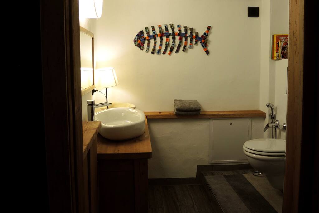 Bagno con doccia e lavatrice