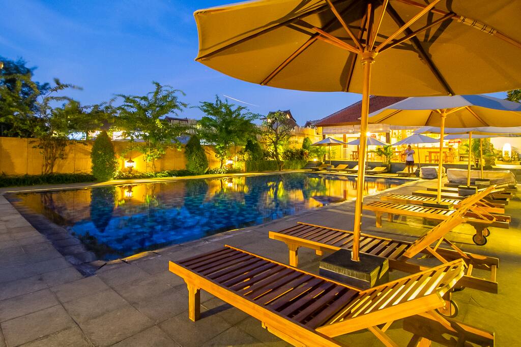 Refreshing deep blue pool overlooking rice field, perfect spot for you to chill out by the day and socialize with other good travelers from all around the globe!