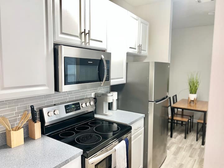 Entire condo w/gated patio Plano, frisco, the star Apartments for