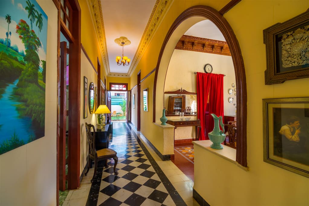 hall access to bedrooms and diner area