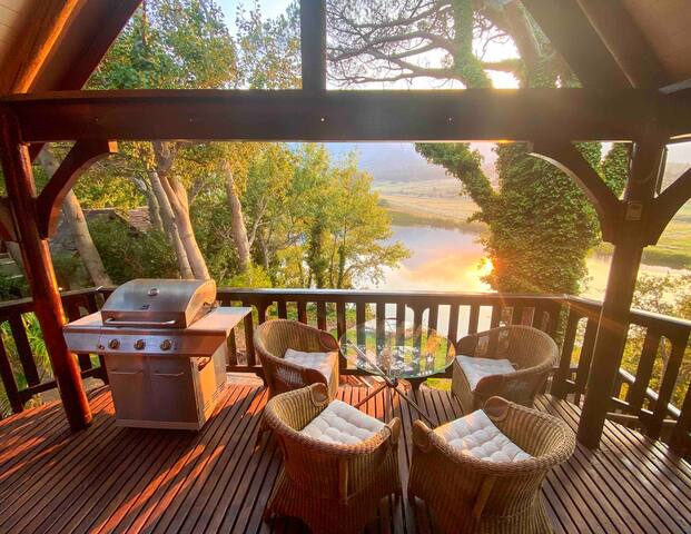 Kingfisher’s Rest Log Cabin, Lake & Mountain Views