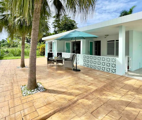 Steps to Beach, Near beachfront restaurants/bars