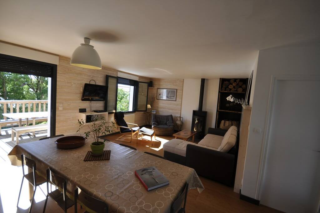 Salle a manger, salon, TV, chaine Hifi, ...