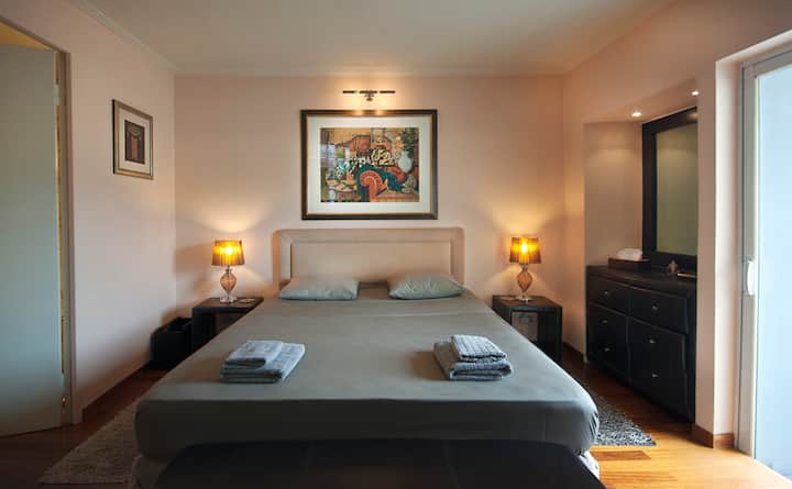  2号卧室配备标准双人床 