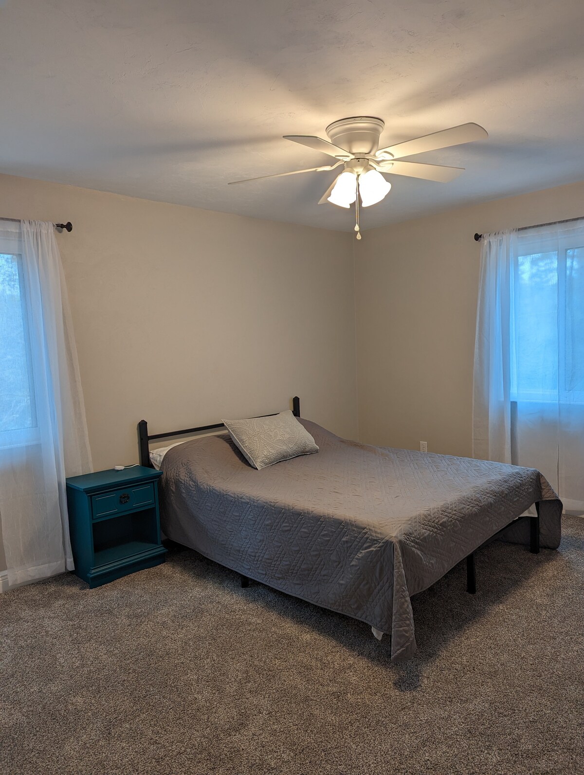 Spavaća soba br. 4 s bračnim krevetom (160x200)