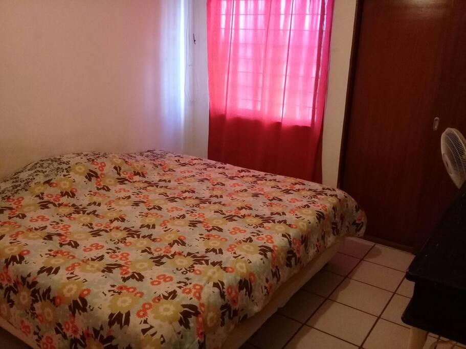cama king size, super grande y comoda.