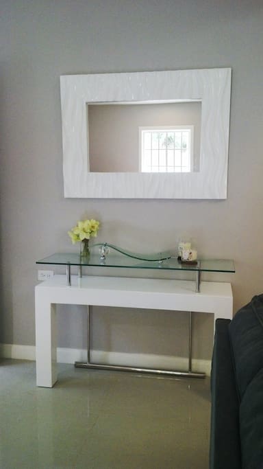 Foyer table and mirfor