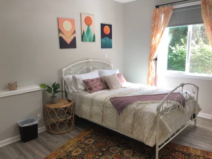 الغرفة رقم1
مزينة بشكل جميل! نحن نحب أن نسميها بوهو الصغير الخاص بنا. يأتي مجهزًا بتلفزيون ذكي وأرواب حمام ومناشف ومروحة ومحطة شحن لأي نوع من أنواع الهواتف.