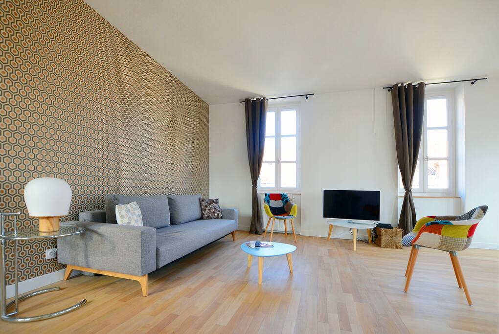 Salon avec canapé convertible confortable (140x190), TV LED 102 cm, deux fauteuils