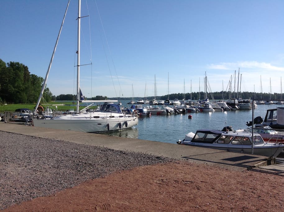 Marina ikkunan alla