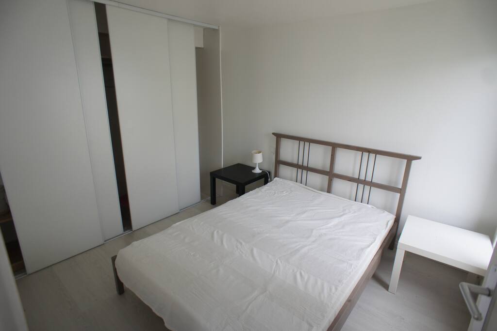 chambre avec grand lit et placard